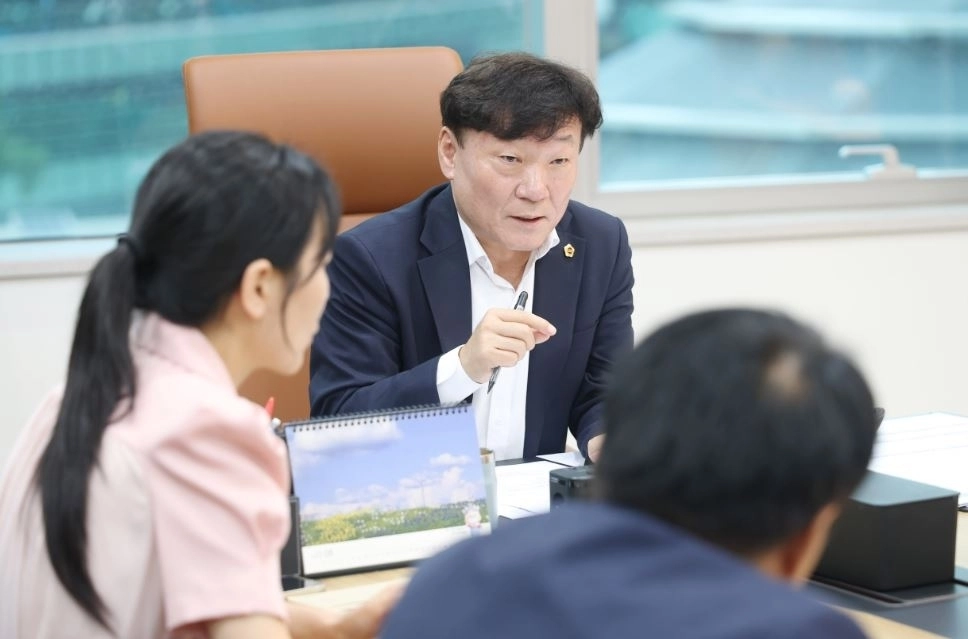 ▲ 24일 경기도소상공인연합회와 만나 소상공인들이 현장에서 겪는 어려움과 지원 방안을 논의한 남종섭 의장(사진=경기도의회)