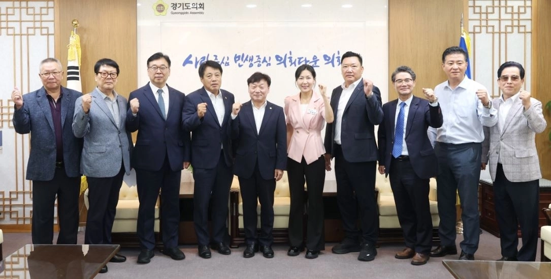 ▲ 24일 경기도소상공인연합회와 만난 남종섭 의장이 참석자들과 기념촬영을 하고 있다. (사진=경기도의회)