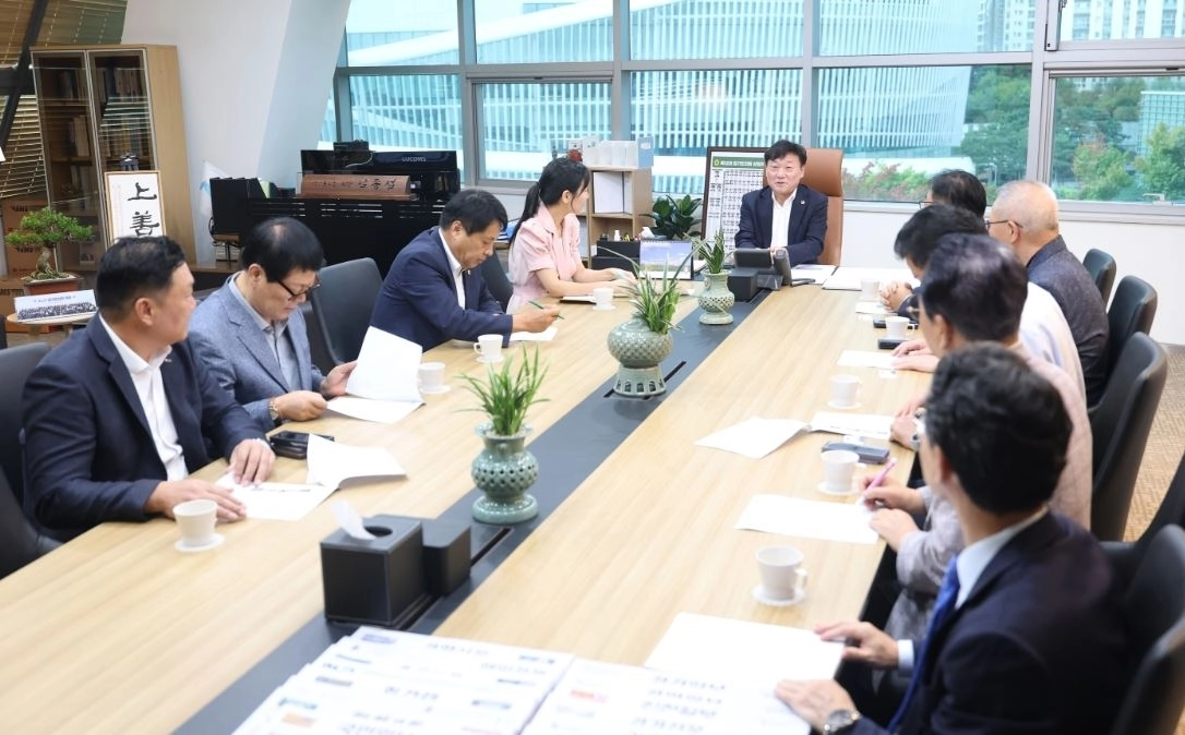 ▲ 24일 경기도소상공인연합회와 만나 소상공인들이 현장에서 겪는 어려움과 지원 방안을 논의한 남종섭 의장(사진=경기도의회)