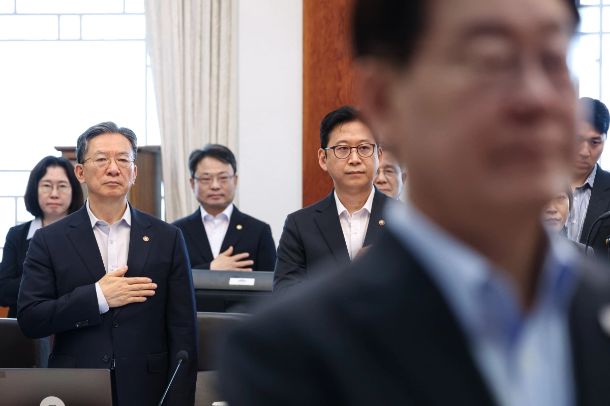 정성호 법무부 장관이 4일 청와대에서 열린 국무회의에서 국민의례를 하고 있다. 뉴스1