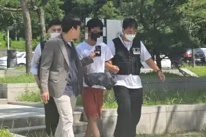 친부모에게 흉기 휘두른 10대 외국인 ‘구속’…父 사망·母 중태