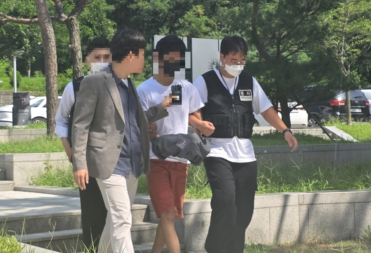 흉기를 휘둘러 아버지를 숨지게 한 혐의를 받는 외국 국적의 10대 아들이 24일 오전 구속 전 피의자 심문(영장실질심사)이 열리는 대전지법 천안지원에 들어서고 있다. 독자 제공