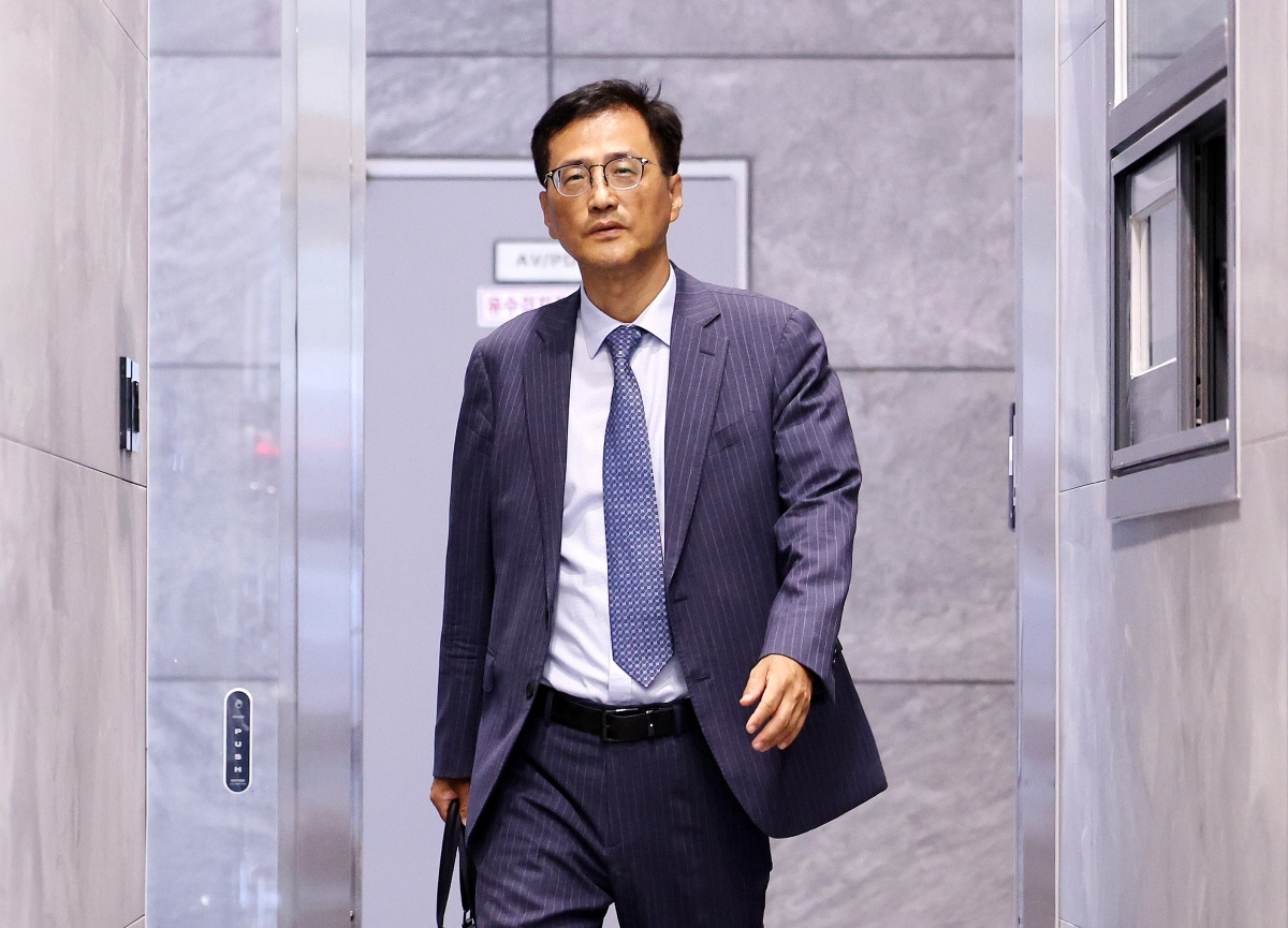이태한 선거관리위원회 특별검사가 24일 서울 서초구 임시 사무실에 출근하고 있다. 뉴스1