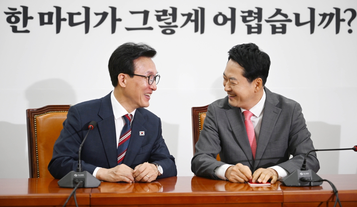 김민석 더불어민주당 대표와 장동혁 국민의힘 대표가 24일 국회에서 만나 대화하고 있다. 김 대표 취임 후 두 대표가 공식적으로 만난 것은 처음이다. 2026.8.24 홍윤기 기자