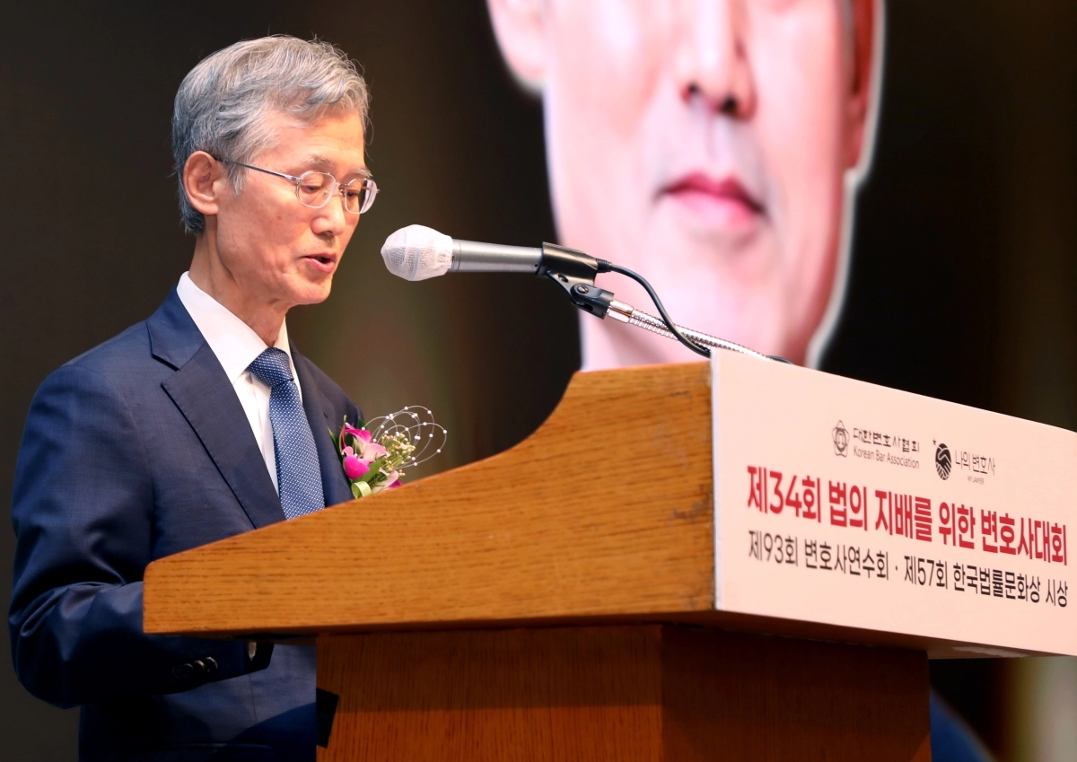 조희대 대법원장이 24일 서울 중구 더그랜드롯데 서울에서 열린 ‘제34회 법의 지배를 위한 변호사대회’에서 축사를 하고 있다. 대한변협 제공