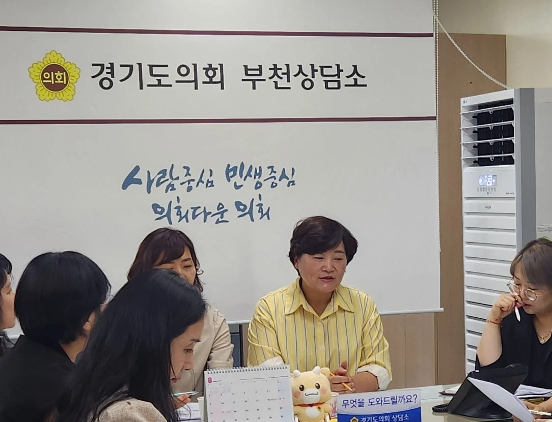 ▲ 24일 부천상담소에서 (사)경기도어린이집연합회(이하 ‘연합회’) 회원들과 만나 어린이집 현장의 애로사항을 청취한 박순희 의원(사진=경기도의회)