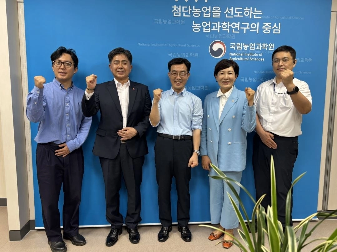 ▲ 지난 21일 전북혁신도시에 있는 국립농업과학원을 찾은 이채명 의원이 참석자들과 기념촬영을 하고 있다. (사진=경기도의회)