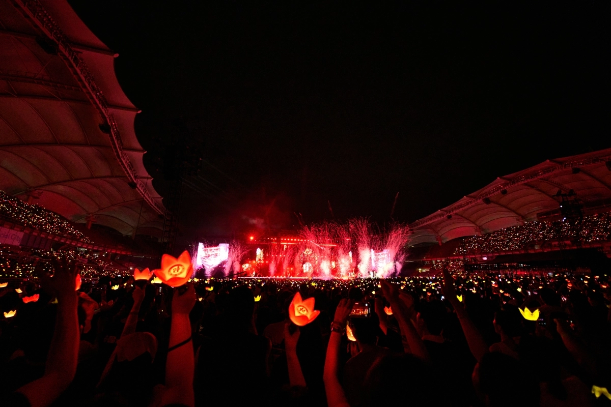 지난 21~23일 경기 고양종합운동장에서 열린 그룹 빅뱅의 데뷔 20주년 기념 월드투어 ‘XX: COSMOS(코스모스)’에서 무대를 선보이는 빅뱅.  YG엔터테인먼트 제공