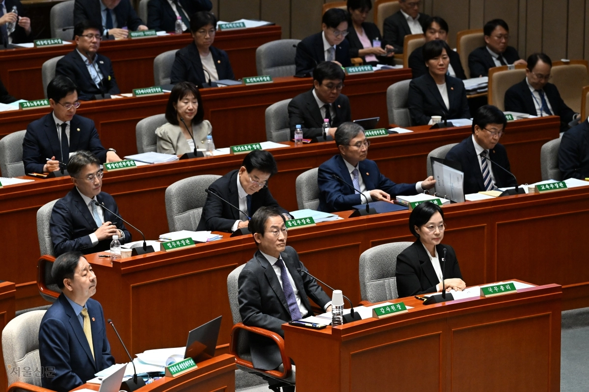 한성숙(앞줄 오른쪽) 국무총리와 국무위원 등이 24일 국회에서 열린 예산결산특별위원회 전체회의에 출석해 있다. ﻿  홍윤기 기자