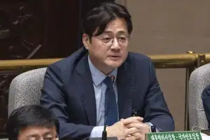 靑 “공소취소보다 조작기소 규명이 먼저…연임개헌 논란 유감”