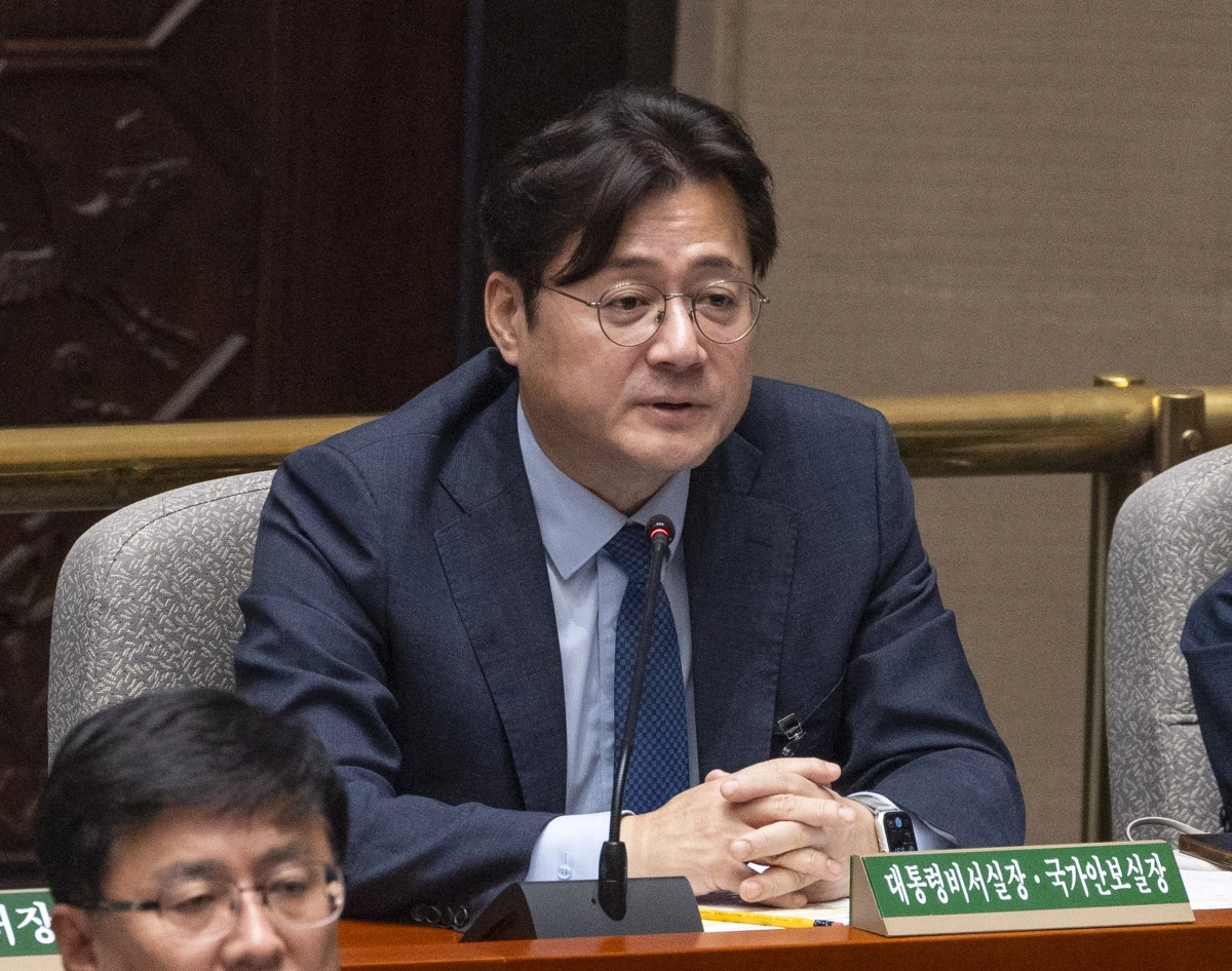 홍익표 청와대 정무수석이 24일 국회에서 열린 예산결산특별위원회 전체 회의에 출석해 무소속 한동훈 의원의 질의에 답하고 있다. 2026.8.24 연합뉴스