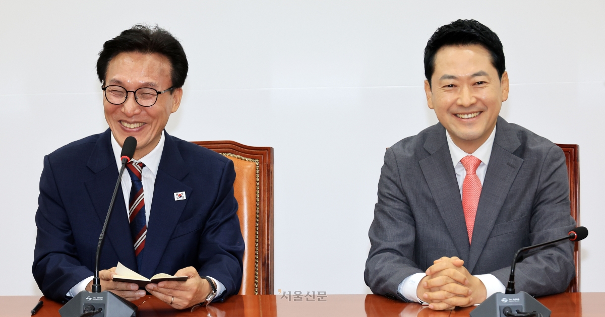 김민석(왼쪽) 더불어민주당 대표와 장동혁 국민의힘 대표가 24일 국회에서 만나 웃는 얼굴로 발언하고 있다. 이날 회동은 김 대표 취임 이후 국민의힘 지도부와의 상견례 차원에서 마련됐다. 홍윤기 기자