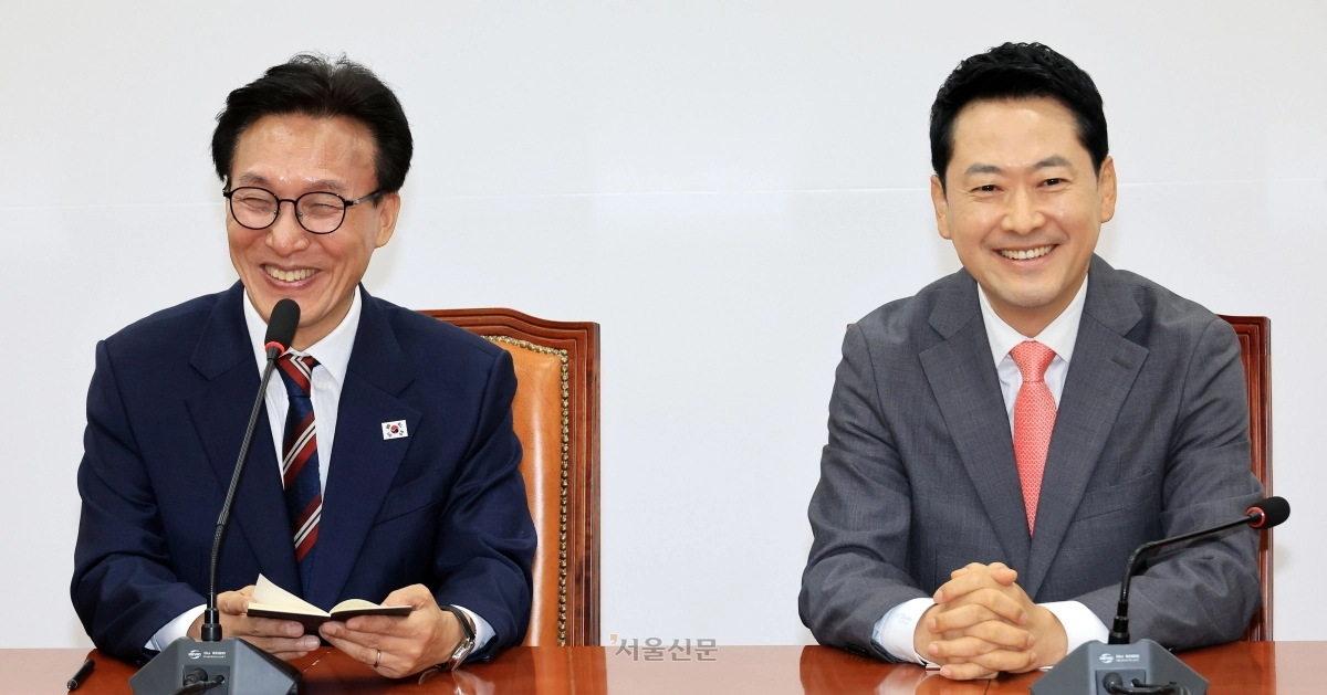 김민석(왼쪽) 더불어민주당 대표와 장동혁 국민의힘 대표가 24일 국회에서 만나 웃는 얼굴로 발언하고 있다. 이날 회동은 김 대표 취임 이후 국민의힘 지도부와의 상견례 차원에서 마련됐다. 홍윤기 기자
