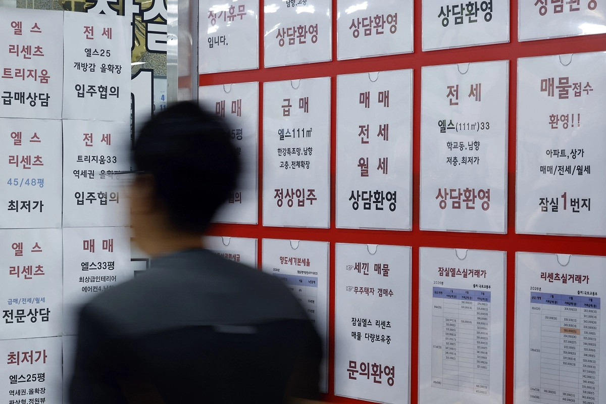 더불어민주당이 정부의 8·3 세제개편안에 포함된 비거주 1주택자 종합부동산세 강화안에 대한 재고를 요청하면서 청와대와 정부가 수정안 마련에 착수했다. 사진은 24일 오후 서울시 송파구의 부동산에 매물이 붙어 있는 모습. 뉴스1