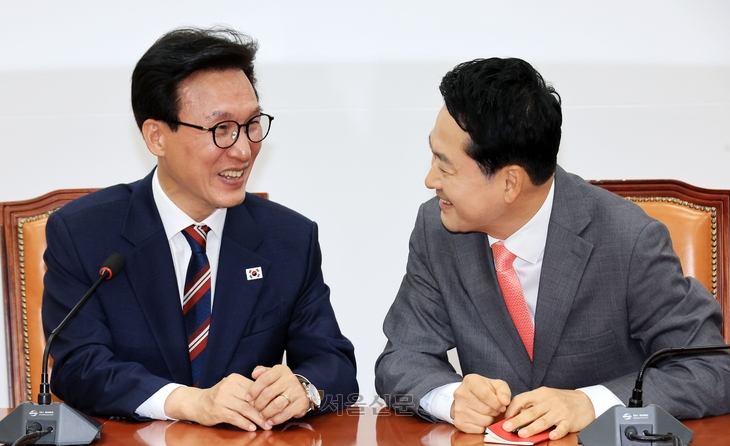 김민석 더불어민주당 대표가 24일 국회에서 장동혁 국민의힘 대표를 예방하며 대화하고 있다.  홍윤기 기자