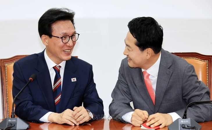 김민석 더불어민주당 대표가 24일 국회에서 장동혁 국민의힘 대표를 예방하며 대화하고 있다.  홍윤기 기자