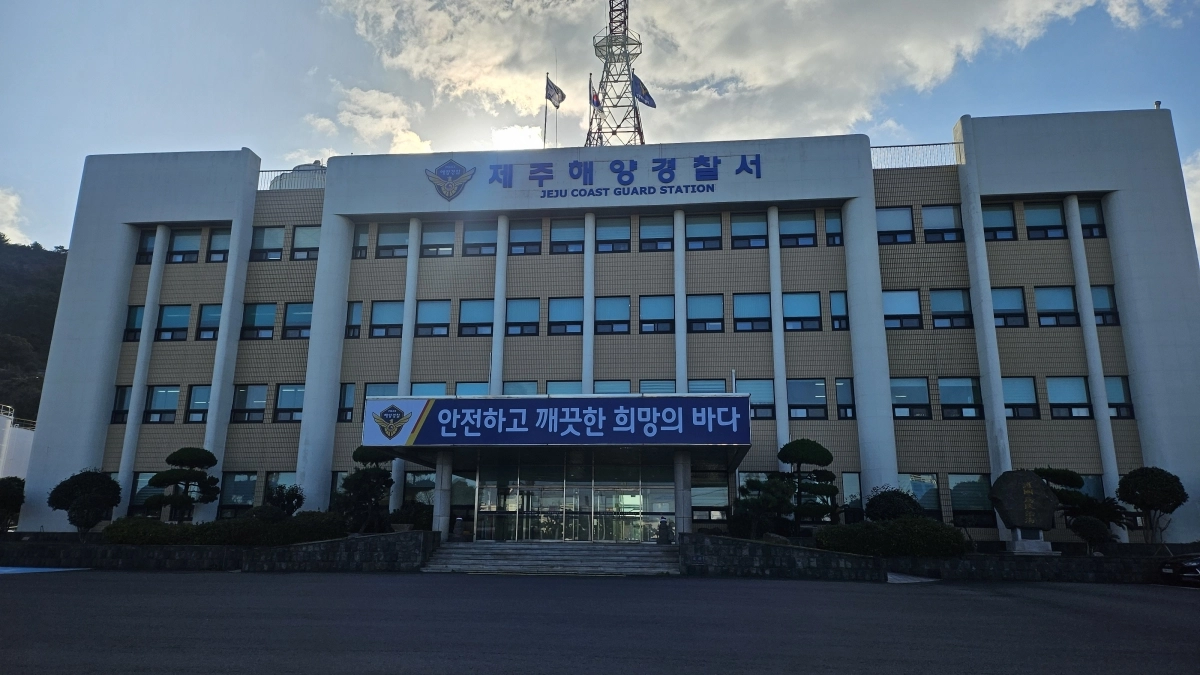 지난 23일 오후 제주 조천읍 신흥리 인근 해상에서 70대 남성으로 추정되는 낚시객이 숨진 채 발견됐다. 제주해양경찰서 제공