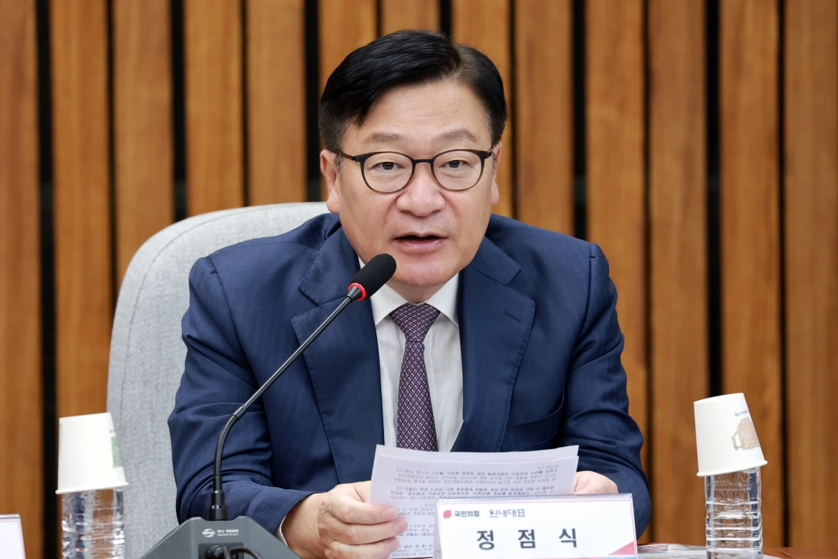 정점식 국민의힘 원내대표가지난  20일 국회에서 국민의힘 정책위원회와 여의도연구원이 개최한 이재명 정부 2년차 평가 토론회 ‘벼랑 끝 서민·중산층, 흔들리는 대한민국’에 참석해 인사말하고 있다. 연합뉴스