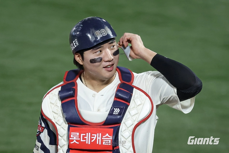 롯데 자이언츠 주전 포수 손성빈이 19일 부산 사직구장에서 열린 롯데와 키움 히어로즈의 경기에서 피치컴을 착용하고 있다. 2026.8.19 롯데 자이언츠 제공