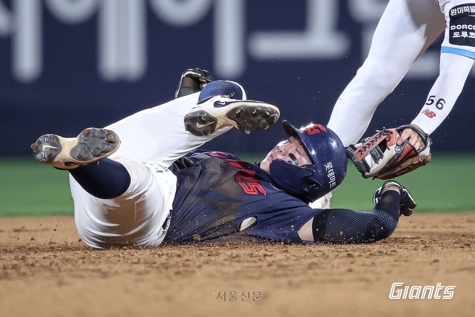 손성빈이 4일 경기 수원 케이티 위즈 파크에서 열린 KT 위즈와 롯데 자이언츠의 경기에서 살기 위해 몸을 돌려가며 상대 수비의 태그를 피하고 있다. 2026.7.4 롯데 자이언츠 제공