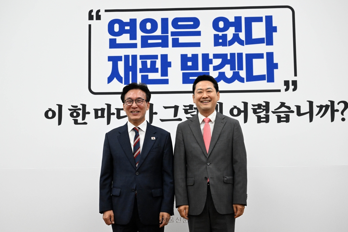 김민석 더불어민주당 대표(왼쪽)가 24일 국회에서 장동혁 국민의힘 대표를 예방, 기념촬영을 하고 있다. 홍윤기 기자