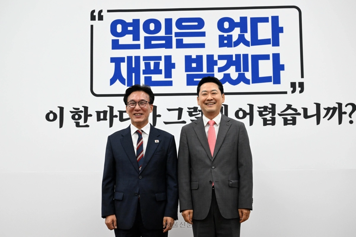김민석 더불어민주당 대표(왼쪽)가 24일 국회에서 장동혁 국민의힘 대표를 예방, 기념촬영을 하고 있다. 홍윤기 기자