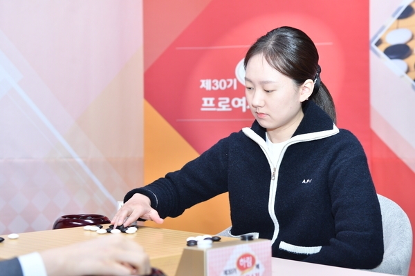 김은지 9단이 지난해 12월 18일 서울 성동구 한국기원 바둑TV 스튜디오에서 열린 최정 9단과의 제30기 하림배 프로여자국수전에서 착수하고 있다. 한국기원 제공