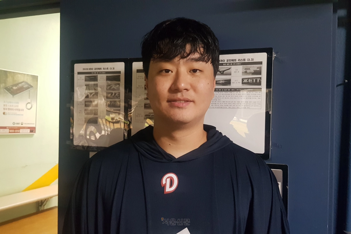 두산 베어스 마무리 투수 이영하가 23일 서울 잠실구장에서 열린 두산과 롯데 자이언츠의 경기를 마치고 취재진과 인터뷰하며 사진을 찍고 있다. 2026.8.23 류재민 기자
