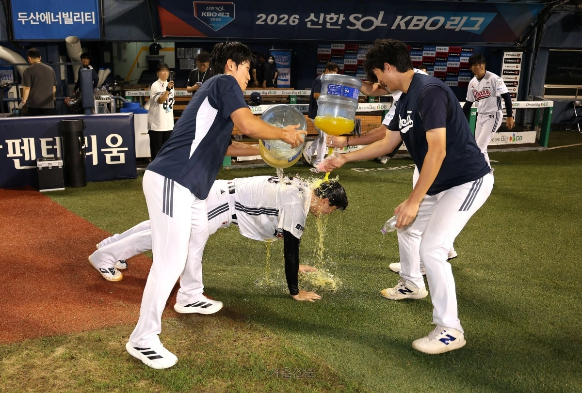 두산 베어스 마무리 투수 이영하가 23일 서울 잠실구장에서 열린 두산과 롯데 자이언츠의 경기에서 20세이브를 기록한 뒤 동료 선수들의 축하 세례를 받고 있다. 2026.8.23 두산 베어스 제공