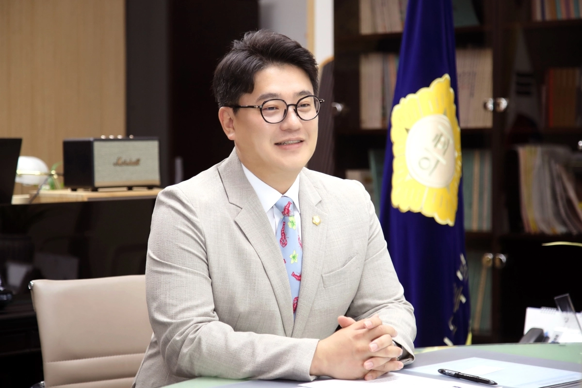 유지웅 서초구의회 의장이 24일 의장실에서 서울신문과 인터뷰를 하고 있다. 그는 직접 고른 넥타이에 대해 “국민의힘, 더불어민주당, 개혁신당까지 아우르는 색”이라고 의미를 설명했다. 서초구의회 제공