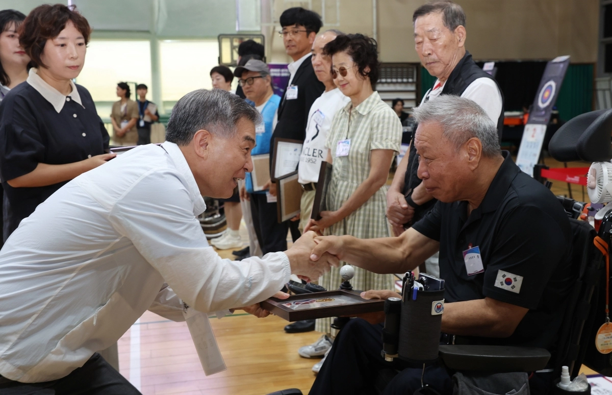 김현기(왼쪽) 강남구청장이 지난 13일 강남스포츠문화센터에서 열린 장애인·비장애인 체육대회 ‘제4회 강남구청장배 어울림체육대회’에서 참가자들과 인사하고 있다. 강남구 제공