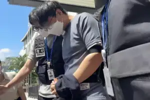 풀려나자마자 ‘줄행랑’ 제주 경찰…유족에 멱살 잡혔다