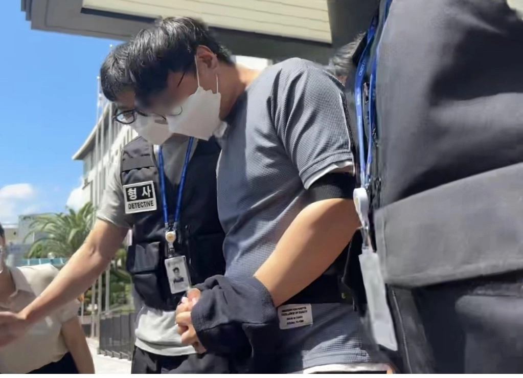지난 5월 실종된 장미란 씨(37)의 사건을 허위 종결한 혐의로 긴급체포된 A 경장이 24일 제주지방법원에서 체포적부심 심사를 받고 나오고 있다.2026.8.24 뉴스1