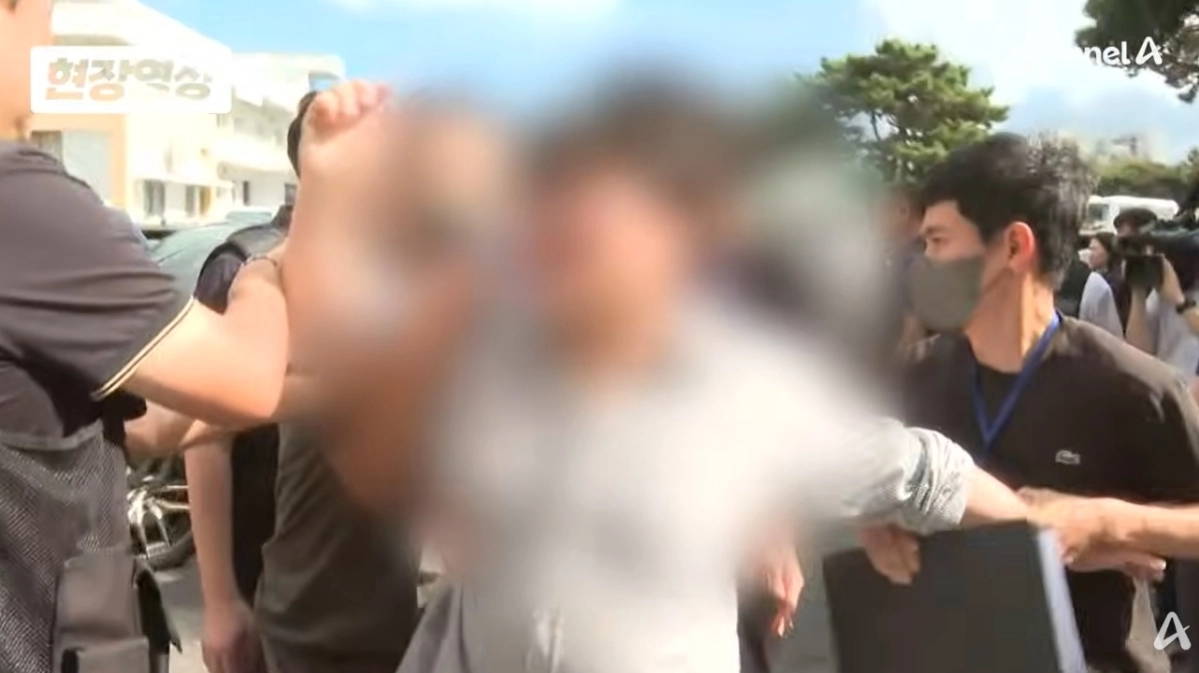 장미란(37)씨와 60대 남성에 대한 실종 신고를 허위 종결한 혐의로 체포됐던 제주 서부경찰서 소속 A경장이 24일 제주 동부경찰서 유치장에서 풀려나자 60대 남성의 유족 B씨가 거세게 항의하고 있다. 자료 : 채널A