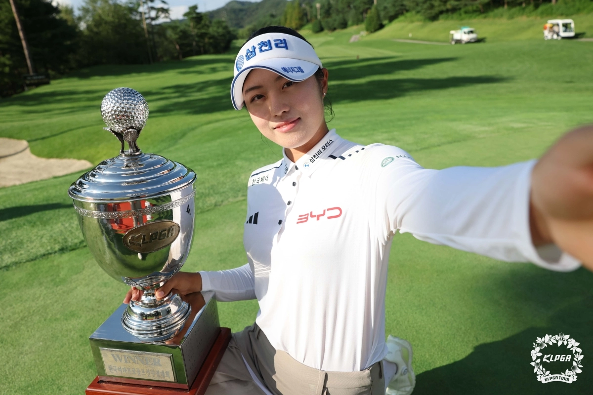우승 트로피를 들고 셀카를 찍는 서교림. KLPGA 제공.