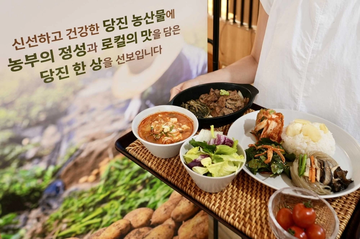 CJ프레시웨이 ‘맛남상생’ 캠페인 일환으로 진행된 충남 당진 협업 급식 메뉴인 감자밥과 꺼먹지 맥적구이. CJ프레시웨이 제공