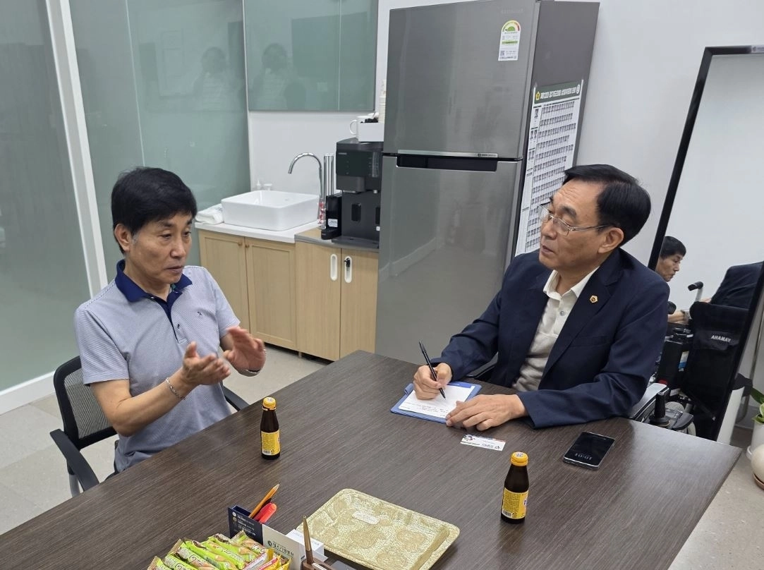 ▲ 지난 24일 의원실에서 장애인 평생교육시설인 ‘한빛학교’ 신창용 교장 등 관계자들과 정담회를 가진 김현덕 의원(사진=경기도의회)