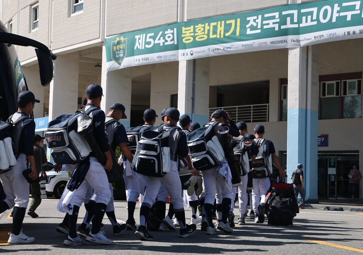 경기장 들어서는 배재고 야구부