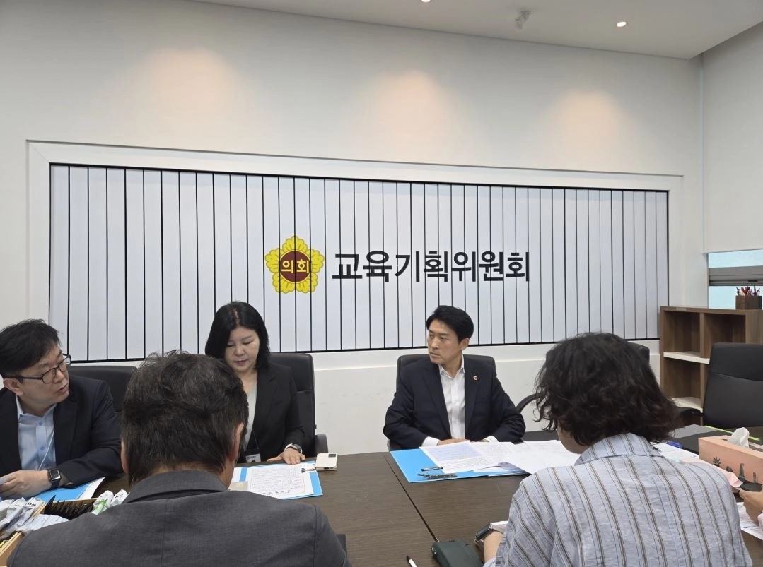 ▲ 지난 24일 도의회 소회의실에서 경기도교육청 주요 부서들과 합동 간담회를 연 김영훈 의원(사진=경기도의회)
