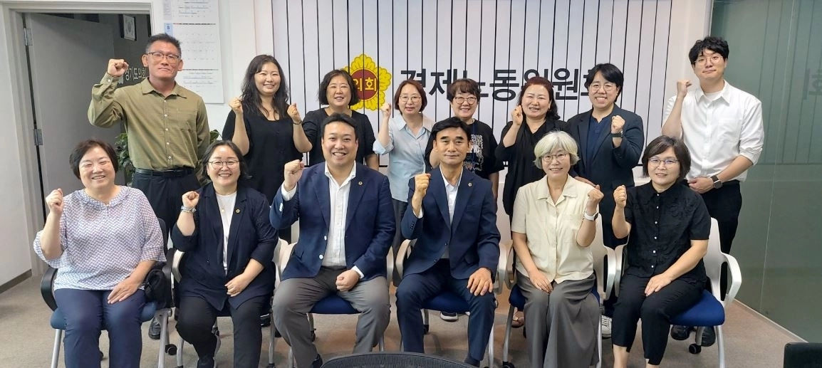 ▲ 지난 24일 열린 ‘사회연대경제기본법 제정에 따른 경기도 협동조합 활성화 정책제안 간담회’에서 이기대 의원을 비롯한 참석자들이 기념촬영을 하고 있다. (사진=경기도의회)