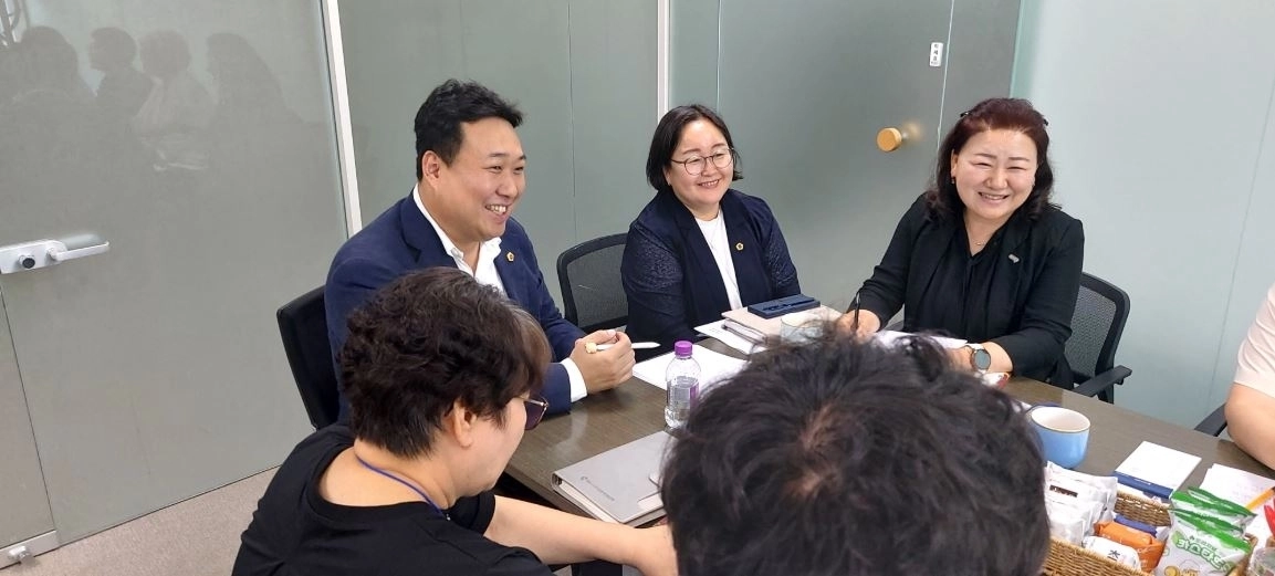 ▲ 지난 24일 경기도협동조합협의회 관계자들과 ‘사회연대경제기본법 제정에 따른 경기도 협동조합 활성화 정책제안 간담회’를 연 이기대 의원(사진=경기도의회)