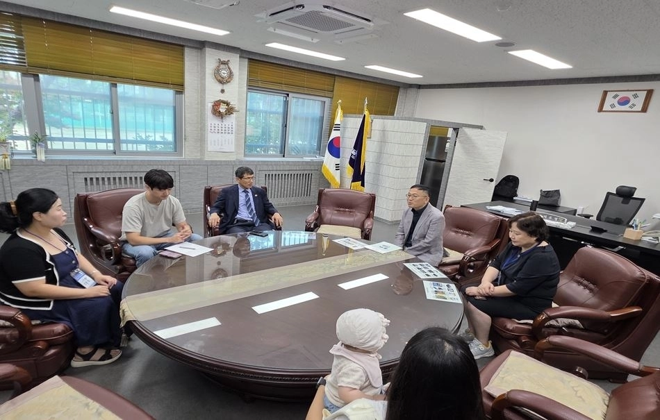 지난 21일 서울시교육청 ‘2027~2028년 교육환경개선 대상사업 시민참여 현장검증단’ 동부권 검증위원들과 함께 동대문구 서울반도체고등학교를 방문한 이영남 의원. 서울시의회 제공