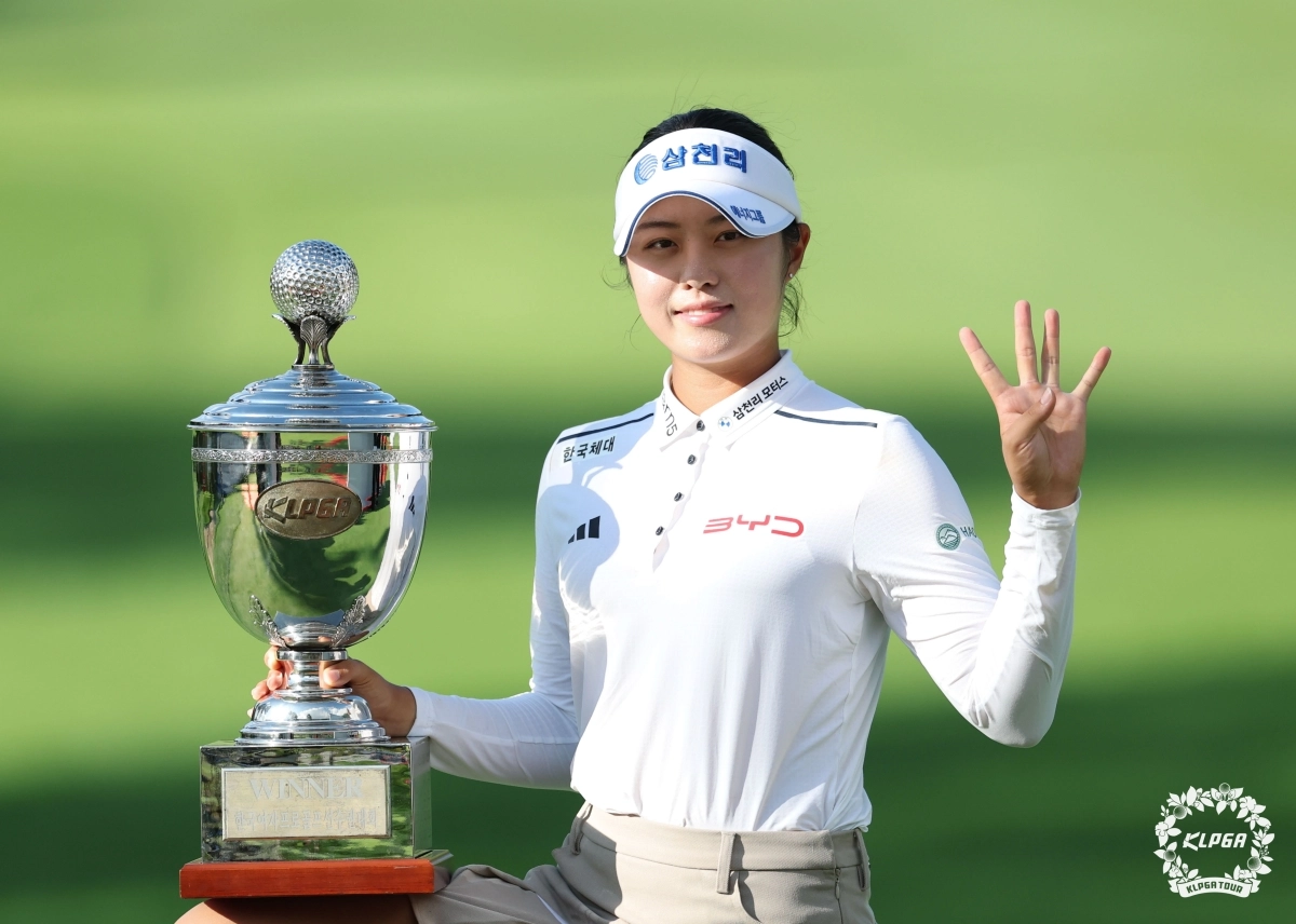 서교림이 지난 23일 KLPGA투어 BC카드·한경 KLPGA 챔피언십에서 우승한 뒤 시즌 4승을 뜻하는 손가락 4개를 펴들고 있다. 서교림은 27일부터 나흘 동안 경기 용인시 써닝포인트CC(파72) 에서 열리는 KLPGA투어 KG 레이디스 오픈에서 3주 연속 우승에 도전한다. KLPGA 제공.