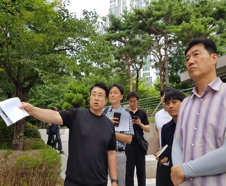 지난 24일 서대문구 남가좌동 내부순환도로 하부 유턴 구간을 찾은 이용구 의원. 서울시의회 제공