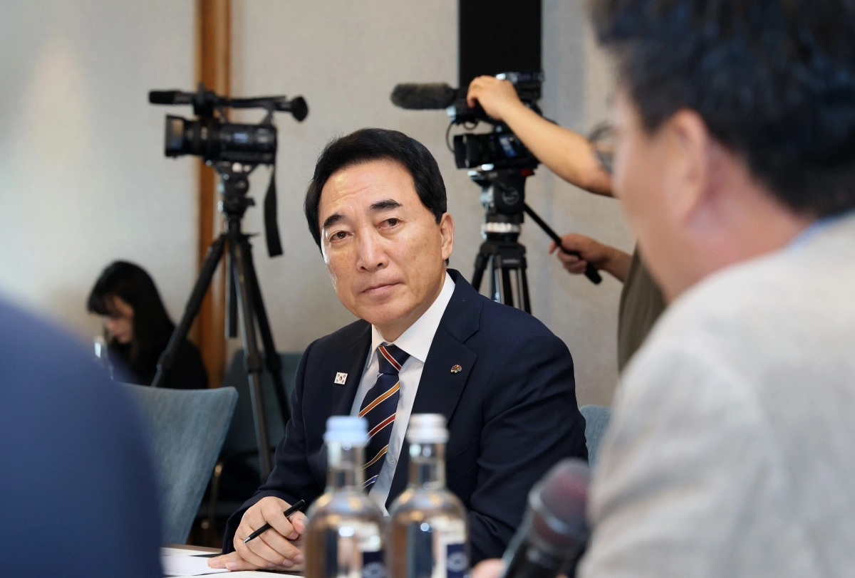 박수현 충남지사가 독일에 프랑크푸르트에서 국내 기업의 현지 법인 대표 등으로부터 애로사항을 청취하고 있다. 도 제공