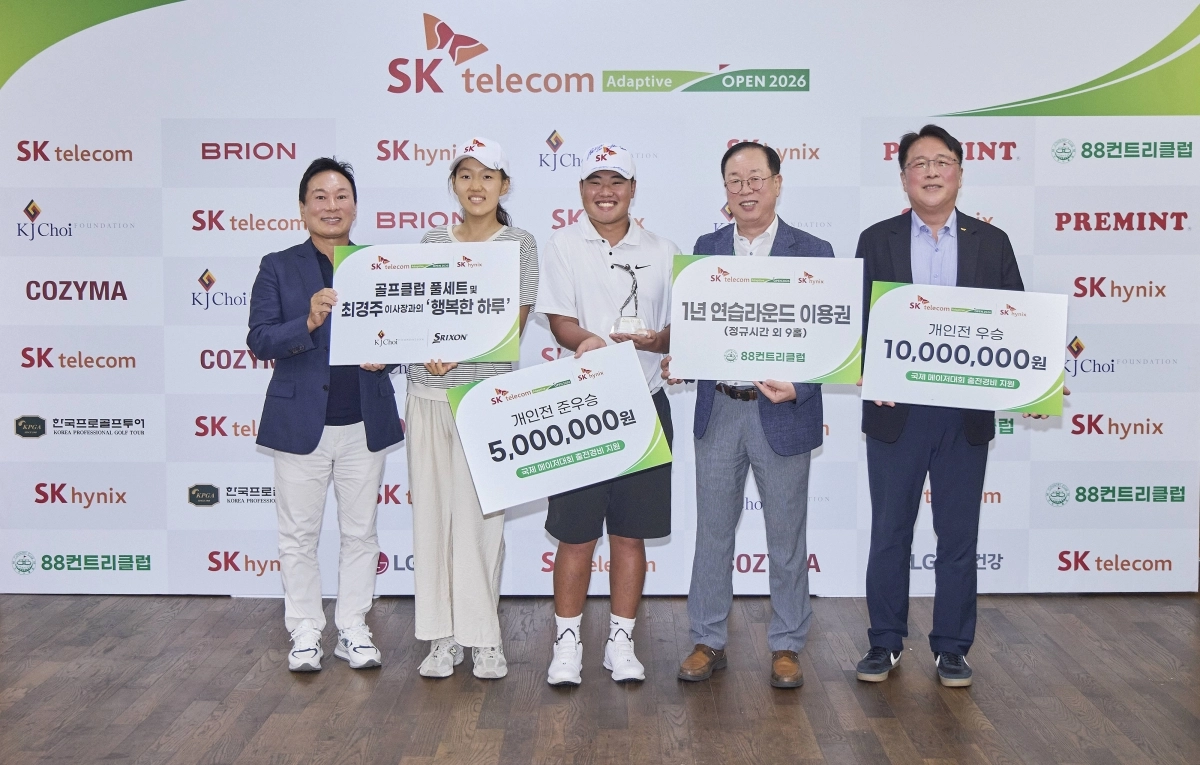 김선영(왼쪽 두번째)과 허도경(왼쪽 세번째)이 시상식에서 활짝 웃고 있다. SK텔레콤 제공.