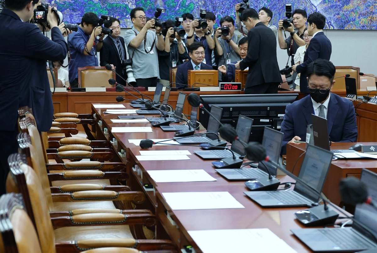 여당 소속 운영위원들이 25일 국회에서 열린 운영위원회 전체회의에서 이진숙 국민의힘 의원에 대한 제명 촉구 결의안에 대해 투표하고 있다. 국민의힘 소속 위원들은 이날 회의에 불참했다. 2026.8.25 연합뉴스