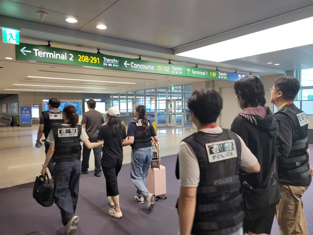 강원경찰청은 중국에 거점을 두고 국내 고령층을 상대로 전화금융사기(보이스피싱) 범행을 벌인 조직을 검거했다고 25일 밝혔다. 사진은 지난 6일 경찰이 중국 현지에서 강제 송환된 한국인 조직원 6명을 인천공항에서 검거한 모습. 강원경찰청 제공