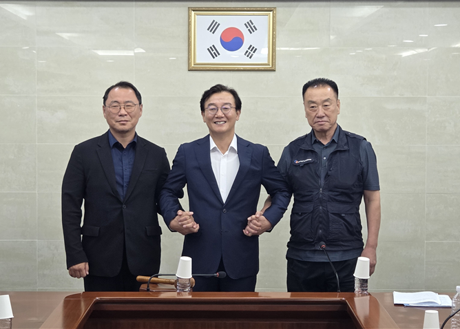 성현도 부산버스운송사업조합 이사장(왼쪽부터)과 전재수 부산시장, 박성훈 부산지역버스노동조합 위원장이 25일 임금협상을 타결한 뒤 기념촬영하고 있다. 부산시 제
