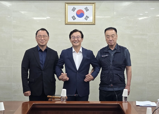성현도 부산버스운송사업조합 이사장(왼쪽부터)과 전재수 부산시장, 박성훈 부산지역버스노동조합 위원장이 25일 임금협상을 타결한 뒤 기념촬영하고 있다. 부산시 제